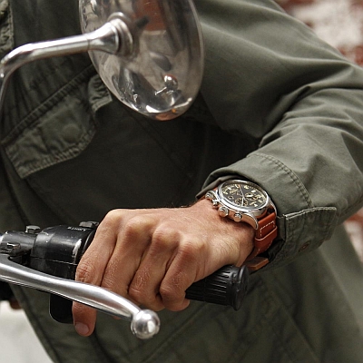 Zegarek Timex Waterbury na tle kierownicy motocykla